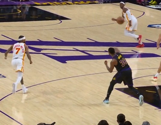 高清免费观看-就用了3秒！斯玛特拿到篮板后场单臂甩传詹姆斯暴扣